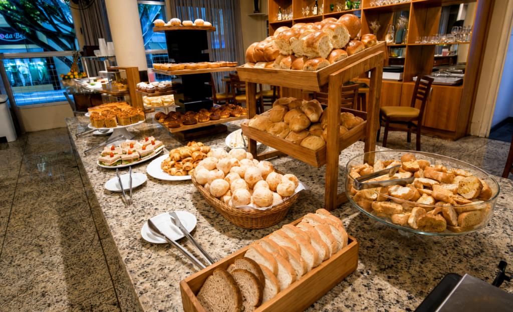 Acordar em Poços de Caldas com um café da manhã que vale a viagem inteira 3 Pão de queijo e queijos artesanais mineiros servidos no café da manhã do hotel