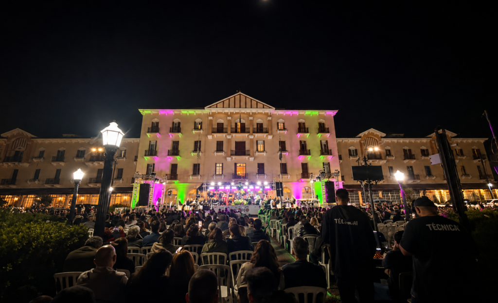 Melhores Hotéis em Poços de Caldas: Como Escolher a Hospedagem Ideal 4 Praça central de Poços de Caldas durante o Festival de Inverno com decoração e público reunido