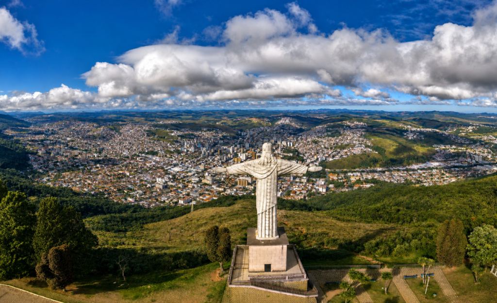 Hotel em Poços de Caldas Perto do Teleférico 3 Vista panorâmica do Cristo Redentor no alto da Serra de São Domingos em Poços de Caldas