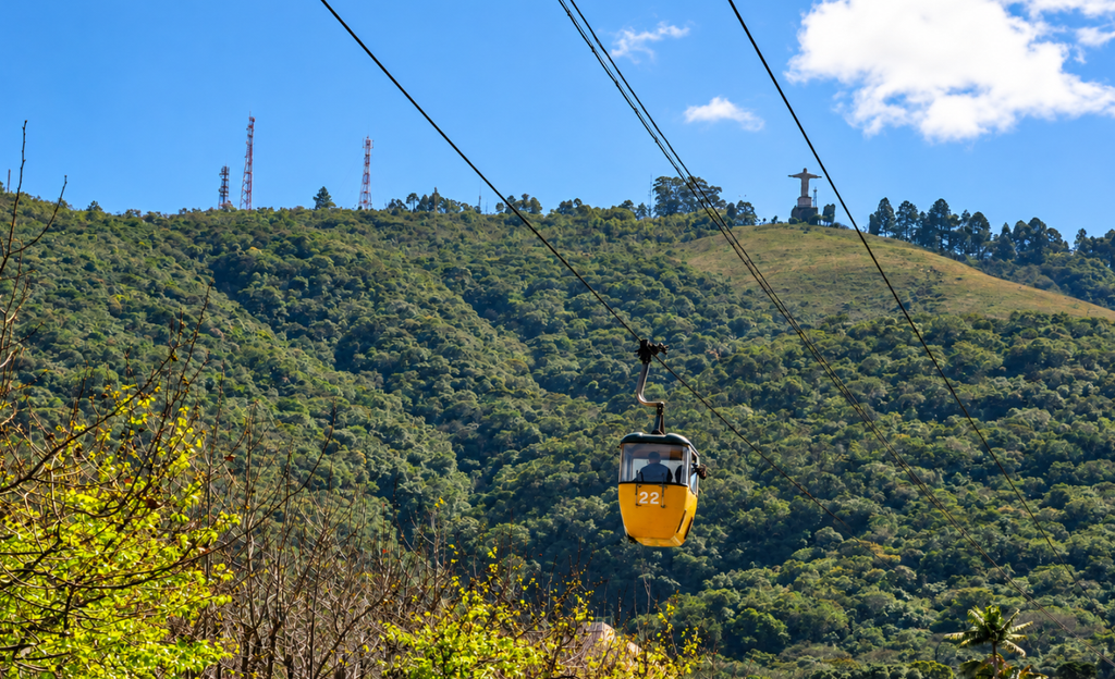 Nem toda escolha de hotel em Poços de Caldas para casal precisa parecer um cálculo frio de estrelas e diárias 2 Cabine de teleférico sobre a vegetação da Serra de São Domingos em Poços de Caldas