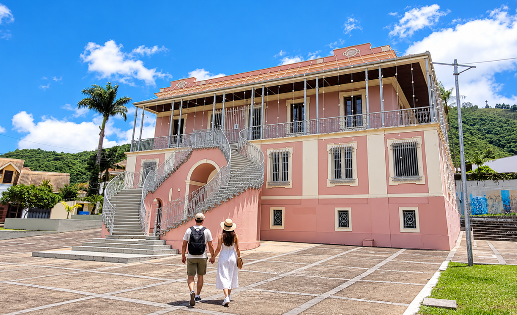 Nem toda escolha de hotel em Poços de Caldas para casal precisa parecer um cálculo frio de estrelas e diárias 1 Casal caminhando de mãos dadas pelo centro histórico de Poços de Caldas