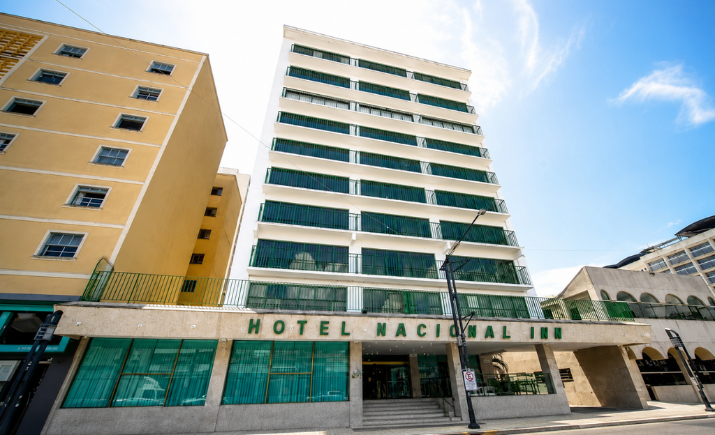 Hotel em Poços de Caldas com piscina aquecida: conheça o AcquaVentura, o parque aquático indoor que muda sua viagem 3 Fachada do Hotel Nacional Inn Poços de Caldas na Rua Barros Cobra, no Centro da cidade